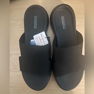 NWT size 9 Skechers on the go sandals